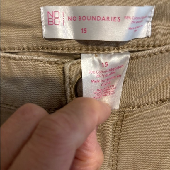 No Boundaries Women’s Juniors khaki pants size 15 - Picture 2 of 3